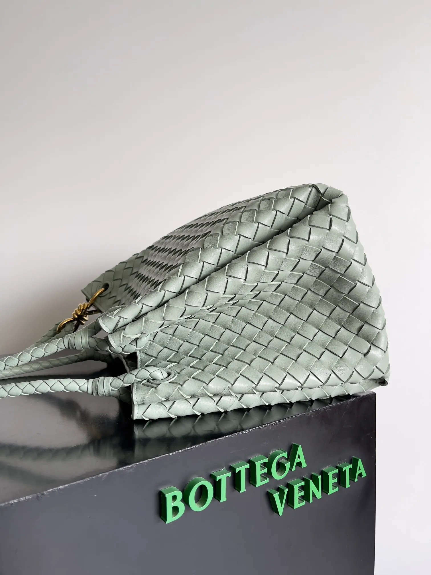 Batch 2660 24 early autumn new model Andiamo Parachute is made of a whole piece of woven leather. It is processed by folding stitching at the four corners. # Craftsmanship and creativity. The large size is atmospheric and practical. One of the must-selects for BV. It has a large space, can hold a computer, the shoulder strap is thick, and the upper shoulder is very comfortable. The large parachute can be carried on the body and can be carried on the body. The upper body is versatile and cute☺️ Style number: 796571 Size: 30*26*20cm